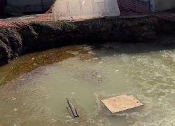 «А если кто утонет?»: страшная яма образовалась в Волгограде