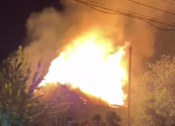 В Волгограде сняли на видео полыхающий дом: в огне пострадала женщина