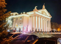 Без икры, бренди и пирожных оставили театралов в Волгограде