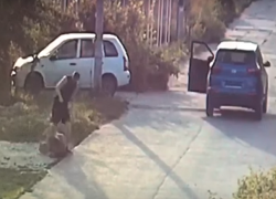 Избиение молодым боксером женщины попало на видео в Волжском