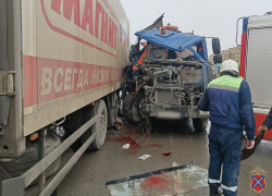 По дороге течет кровь: жуткое ДТП с водовозкой сняли на видео в Волгограде 