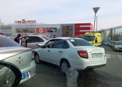 Машина вылетела на тротуар у ТЦ: авария на севере Волгограда 