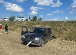 Столкновение двух иномарок с грузовиком на трассе под Волгоградом попало на видео