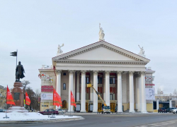 Волгоградскому губернатору сообщили о намерении актеров уйти из театра НЭТ