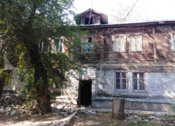 «Живем в страхе»: стена рухнула в доме на юге Волгограда
