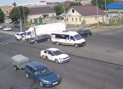 Фургон с отказавшими тормозами протаранил три машины в Волгограде: ДТП попало на видео