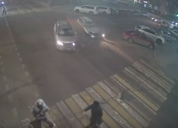 Иномарки отбросило на «зебру» с пешеходами в центре Волгограда – видео