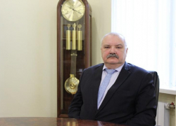 Подарки, цветы и поздравления принимает самый главный «учитель» волгоградских чиновников