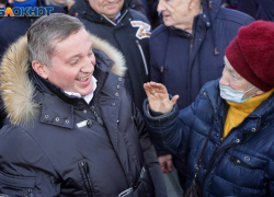 Пенсионерка дала пять губернатору: необычные фото политиков на акции «Крымская весна» в Волгограде