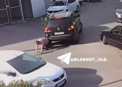 Внедорожник сбил мужчину во дворе ЖК Grand Avenue: видео