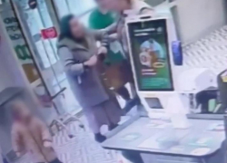 Неадекватная волгоградка напала на ребенка в магазине