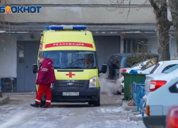 Волгоградка попала под колёса ГАЗели во дворе больницы №25