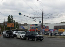 Поезд из битых авто собрался на севере Волгограда