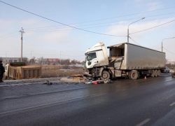 Фура «выбросила» в кювет грузовик с песком в Волгограде: водитель в больнице