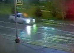 Рабочий подлетел в воздухе: ДТП в центре Волгограда попало на видео