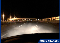 Волжанка жалуется на измененную схему движения без освещения и с плохой навигацией под строящимся мостом