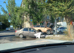 Пирамидкой встали легковушки после столкновения на проклятом перекрестке Волгограда
