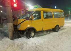 Маршрутка с пассажирами влетела в столб под Волгоградом: пострадали два человека 
