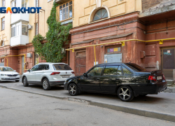 Запаркованные тротуары рядом с РАНХиГС не намерены больше терпеть волгоградцы