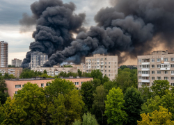 Столб черного дыма напугал жителей юга Волгограда 