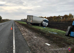 Volvo протаранило трактор, спасая легковушку в Волгоградской области: погиб тракторист