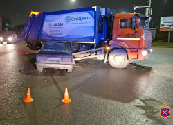 Летевшая на красный «семерка» эпично врезалась в мусоровоз в Волгограде