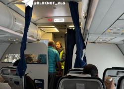 «Людям плохо, вызывают медиков»: на 12 часов заблокировали в самолете летящих из Египта в Волгоград