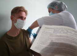 В школах Волгограда раздают бланки на вакцинацию от COVID-19