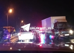 Взбесившийся грузовик устроил треш-ДТП на танцующем мосту