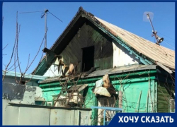 Из-за пожара в камышах Кировского района у волгоградки выгорела половина дома