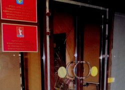 В Волгоградской области проломили входную дверь администрации