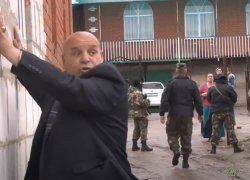 В Волгограде изъяли оружие и дубинки во время обысков ОМОНа в цыганском посёлке 