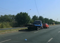 Автомобильные разборки попали на видео: водитель легковушки решил поиздеваться над водителем грузовика в Волгограде