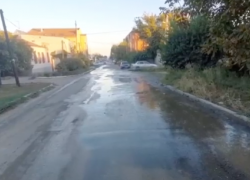 Водителей в центре Волгограда вынуждают ездить по воде