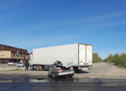 «Тойота» «влетела» под грузовик: появилось видео страшной аварии с полуприцепом на трассе под Волгоградом