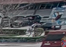 «Приора» снесла женщину на парковке ТЦ «Гиппопо» на юге Волгограда — видео 