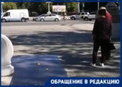 На видео попало, как волгоградцы рискуют жизнью на Комсомольской