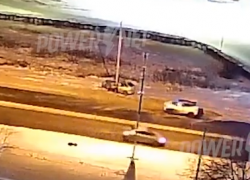 Из намотанного на столб ВАЗа вытащили живую женщину под Волгоградом