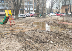 «Детская площадка утонет?»: болотный двор образовался в Волгограде