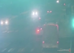 Впечатавшийся в столб на пустой Первой Продольной автобус попал на видео в Волгограде