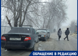 Волгоградцы с риском для жизни идут в школу из-за опасной парковки брошенных авто