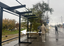 Волгоградцы промокли под дождем на обновленных остановках