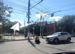 В Волгограде Hyundai с резкого поворота насадил на капот идущую по «зебре» на зеленый женщину 