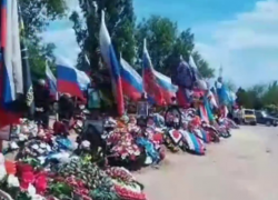 Куда ни глянь — над могилами развеваются флаги: видео волгоградского кладбища погибших на СВО