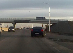 Полицейская погоня со стрельбой за пьяным лихачом под Волгоградом попала на видео