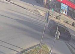 Фургон на "зебре" снес детей на электросамокате в Волгограде: видео 