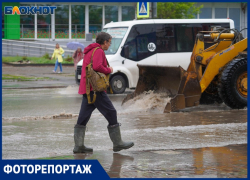 Затонувшее вип-авто и вычерпывание воды ковшами: в Волгограде затопило Качинский рынок