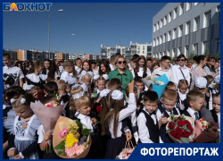 Обмороки, слезы и 12 первых классов: как 1 Сентября прошла линейка школы-гиганта в Волгограде 