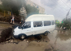 Обвал затопленной дороги с маршруткой попал на видео в Волгограде