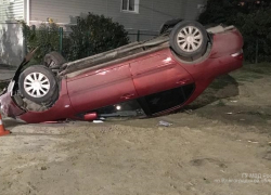 Красное авто рухнуло на крышу под Волгоградом